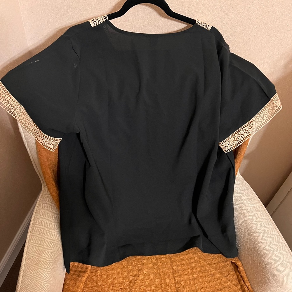 Plus size top - Picture 2 of 4